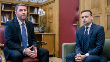 ΠΑΣΟΚ: Με δύο γραμμές στα μέτρα για το μεταναστευτικό - «Παρών» ο Ανδρουλάκης, «όχι» ο Δούκας