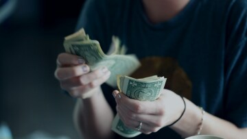 Cash only Weekend: Πώς ένα απλό hack μπορεί να σας βοηθήσει να μην βγείτε εκτός προϋπολογισμού το Σαββατοκύριακο