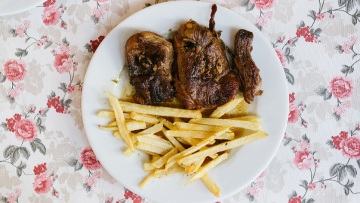 Το τσιγαριαστό αρνάκι της αιωνόβιας ταβέρνας «Βαρδής»