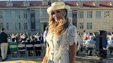 Η Ελένη Πετρουλάκη είδε τις δίδυμες κόρες της να αποφοιτούν: Περήφανη για εσάς, έγραψε η γυμνάστρια 