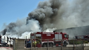Προσπαθούν να θέσουν υπό έλεγχο τη φωτιά στο εργοστάσιο με τα πλαστικά στη Ριτσώνα, δεν υπάρχει κίνδυνος επέκτασης λένε από την Πυροσβεστική