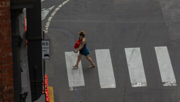 Τι να φορέσετε όταν έξω έχει καύσωνα – Ποιο χρώμα είναι η χειρότερη επιλογή
