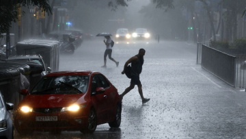 Σε κόκκινο συναγερμό η Καταλονία λόγω ισχυρών βροχοπτώσεων - Ανεστάλησαν δρομολόγια τρένων