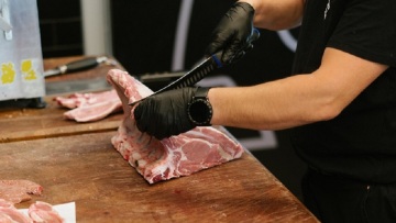 Κριεκούκης: Η χασαποταβέρνα στη Μάνδρα με ιστορία πάνω από μισό αιώνα