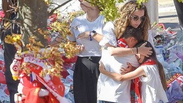 Στο Άνφιλντ με τα παιδιά της η σύζυγος του Ζότα για να αφήσει λουλούδια και να αποτίσει φόρο τιμής