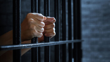 Πάνω από 120.000 οι συλληφθέντες για διάφορα αδικήματα το 2024 – Αλλοδαποί το 55% των κρατουμένων στις φυλακές