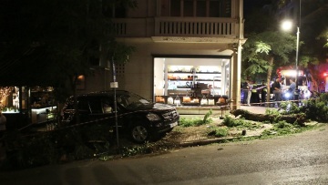 Τροχαίο στο Κολωνάκι: Υπάλληλος άλλου καταστήματος ήταν υπεύθυνος για το όχημα που κύλησε, λέει το εστιατόριο Brunello