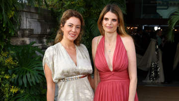 Αθηνά Ωνάση: Βγαίνει από τη σκιά - Σπάνια δημόσια εμφάνιση με κόκκινη τουαλέτα και βαθύ ντεκολτέ στο Παρίσι
