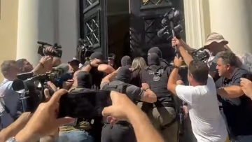 Ειρήνη Μουρτζούκου: Η στιγμή της άφιξης στα δικαστήρια της Πάτρας – Δείτε βίντεο