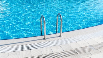 Κρήτη: Υπεύθυνος ξενοδοχείου στο Ηράκλειο κατήγγειλε ότι Γερμανίδα τουρίστρια αφόδευσε μέσα στην πισίνα