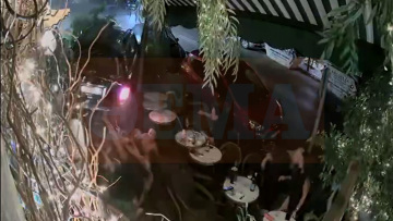 Βίντεο ντοκουμέντο: Η στιγμή που το μαύρο τζιπ Mercedes παρασέρνει τους θαμώνες στο εστιατόριο στο Κολωνάκι