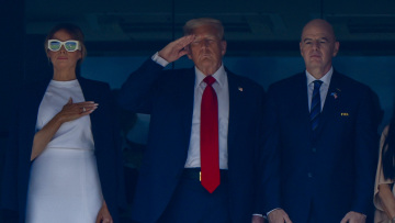 Ο στρατιωτικός χαιρετισμός του Ντόναλντ Τραμπ στον εθνικό ύμνο των ΗΠΑ πριν τη σέντρα στο Τσέλσι-Παρί