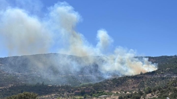Καλύτερη η εικόνα της φωτιάς πάνω από τη Μονή του Αγίου Ιγνατίου στη Λέσβο