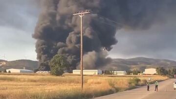 Συνεχίζει να καίει η φωτιά σε εργοστάσιο ανακύκλωσης στην Αλεξανδρούπουλη - Ανησυχία για  το τοξικό νέφος στην Αμφιτρίτη