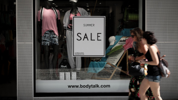 Ξεκινούν σήμερα οι θερινές εκπτώσεις - Τι πρέπει να προσέχουν οι καταναλωτές
