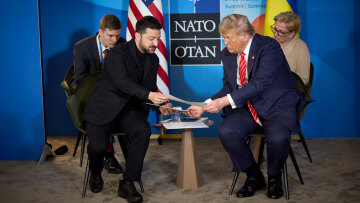 Το παρασκήνιο της στροφής Τραμπ για αποστολή επιθετικών όπλων στην Ουκρανία: Η συνάντηση με τον Ζελένσκι και το τηλεφώνημα με τον Πούτιν