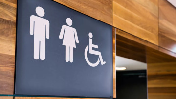 Η κίνηση που κάνουμε όλοι λάθος στις δημόσιες τουαλέτες – Και μάλλον θα συνεχίσουμε!