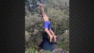 Βίντεο: Σοβαρός τραυματισμός 21χρονου που πήδηξε από καταρράκτη 42,5 μέτρων για να σπάσει ρεκόρ «βουτιάς θανάτου»