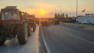 Έκλεισαν την παλιά εθνική Λάρισας - Βόλου οι αγρότες, πάνε για βραδινό συλλαλητήριο με τρακτέρ 