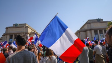 «Κοινωνικός και οικονομικός κατήφορος»: Σφοδρές αντιδράσεις στη Γαλλία για το μνημόνιο Μπαϊρού - Η Λεπέν απειλεί εκ νέου με πρόταση μομφής