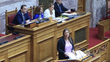 Η Κωνσταντοπούλου μίλησε 19 λεπτά αντί για 5 που προβλεπόταν, τη διέκοψαν στη Βουλή και απάντησε «είστε οι χειρότεροι φασίστες»