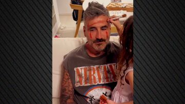 Ο Μαυρίδης άφησε την κόρη των Τανιμανίδη και Μπόμπα να ζωγραφίσει το πρόσωπό του - Δείτε το βίντεο