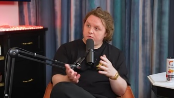 Λιούις Καπάλντι: Έτρεμα στα παρασκήνια από κρίση πανικού πριν καταρρεύσω στο Γκλάστονμπερι