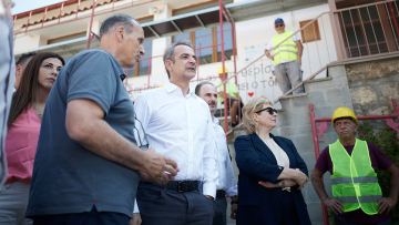 Επίσκεψη Μητσοτάκη στο 2ο δημοτικό σχολείο Καρπενησίου: 430 σχολεία θα αναβαθμιστούν τον Σεπτέμβριο με το πρόγραμμα «Μαριέττα Γιαννάκου»