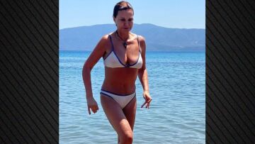 Η Αλεξάνδρα Παλαιολόγου ποζάρει με μπικίνι στο Λουτράκι - Δείτε φωτογραφίες