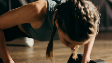 Τα οφέλη της πρωινής γυμναστικής που θα σας πείσουν να σταματήσετε το χουζούρεμα
