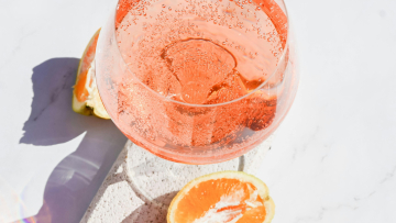 Το viral «κοκτέιλ κορτιζόλης» του TikTok: Μύθος ή λύση για το άγχος;
