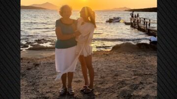 Η Σταματίνα Τσιμτσιλή φωτογραφίζεται με τη μητέρα της στην Πάρο