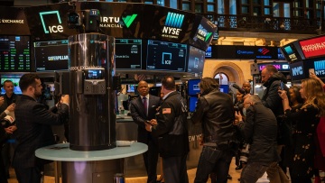 Wall Street: Για πρώτη φορά πάνω από τις 49.000 μονάδες ο Dow Jones, νέο ρεκόρ για τον S&P 500
