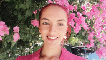 Ένταση στη δίκη για την Κυριακή Γρίβα: «Δεν ήρθες να δεις τα κατορθώματά σου, ούτε η μάνα σου, που σου έδωσε το μαχαίρι» φώναζαν στον δολοφόνο, οι γονείς της