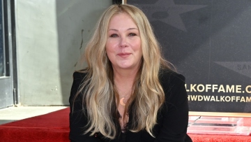 Η Κριστίνα Άπλγκεϊτ ετοιμάζει την αυτοβιογραφία της: «Είναι τρομακτικό να αποφασίζεις να τα πεις όλα» 