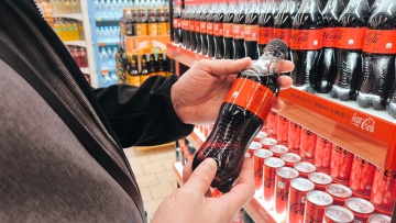 Η Coca Cola απαντά εμμέσως στον Τραμπ ότι δεν αλλάζει συνταγή: Το σιρόπι καλαμποκιού είναι ασφαλές, έχει ίδιες θερμίδες με τη ζάχαρη