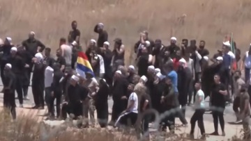 Εκατοντάδες Δρούζοι για δεύτερη μέρα στα σύνορα Ισραήλ - Συρίας, ελπίζουν να ενωθούν ξανά με συγγενείς τους