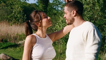 Ποια είναι η 29χρονη Έλσι Χιούιτ που περιμένει το παιδί του Πιτ Ντέιβιντσον