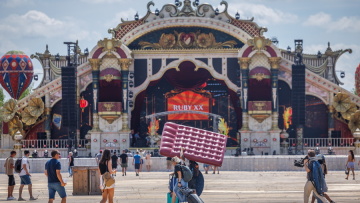 Tomorrowland 2025: Το φεστιβάλ θα διεξαχθεί κανονικά, παρά τη φωτιά που κατέστρεψε ολοσχερώς την κεντρική σκηνή