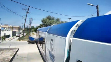 Βίντεο: Η στιγμή της σύγκρουσης του συρμού του Προαστιακού με το ΙΧ στην Πάτρα