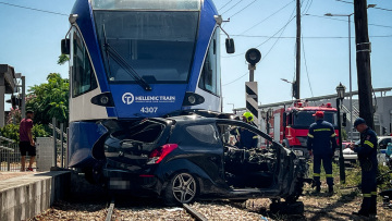 Σύγκρουση συρμού του Προαστιακού με ΙΧ στην Πάτρα - Είχε εγκλωβιστεί ο οδηγός, δείτε βίντεο
