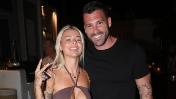 Cinderella και Στάθης Σχίζας κάνουν βόλτα στα σοκάκια της Μυκόνου