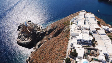 Στο Κάστρο της Σίφνου: Μια βουτιά στη μεσαιωνική μαγεία των Κυκλάδων

