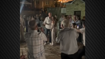 Ο Τζώνη Καλημέρης και η Ελπίδα Ιακωβίδου έστησαν γλέντι στο Νυμφαίο μια μέρα πριν τον γάμο τους