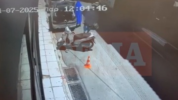 Αγία Παρασκευή: Με μπλε κουβέρτα στο κεφάλι βγαίνει από αυτοκίνητο ο δολοφόνος του 43χρονου Πολωνού καθηγητή - Δείτε βίντεο