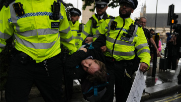Τουλάχιστον 100 συλλήψεις σε διαδηλώσεις υπέρ της απαγορευμένης οργάνωσης Palestine Action στο Λονδίνο 