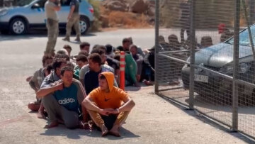 Από την Κρήτη στο Λαύριο και από εκεί απευθείας σε κέντρα κράτησης 247 μετανάστες που εισήλθαν παράνομα από τη Λιβύη - Δείτε βίντεο