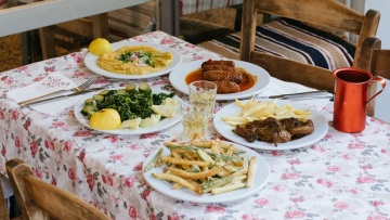 Βαρδής: Μια οικογενειακή ταβέρνα με έναν αιώνα ζωής στον Υμηττό