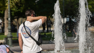 Την Τρίτη ξεκινά ο καύσωνας των πέντε 24ώρων λέει ο Κολυδάς - Αφόρητη ζέστη από αύριο, ποιες περιοχές και πότε θα αγγίξουν το 45άρι
