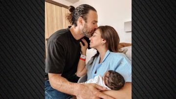 Η Ευρυδίκη Βαλαβάνη φωτογραφίζεται αγκαλιά με τον Γρηγόρη Μόργκαν και τον γιο τους
